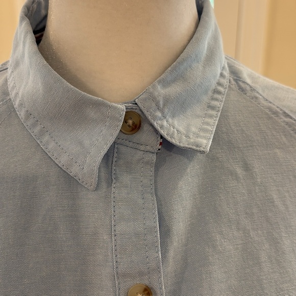 Urban Outfitters light blue shirt sleeve button down w/2 front pockets.  Size S - Picture 3 of 9